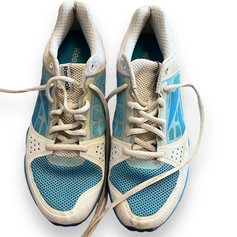 REEBOK custom-designed low sneaker, barely worn, size 8. - Picture 2 of 10